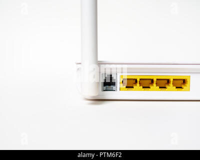 Blanc sans fil WI-FI internet réseau routeur hub sans câbles de raccordement isolé sur fond blanc avec l'exemplaire de l'espace. Banque D'Images