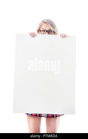 Compte tenu de l'ombre blonde woman in eyeglasses holding blank banner isolated on white Banque D'Images