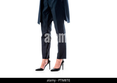 Vue partielle de businesswoman en pantalon noir et talons hauts isolated on white Banque D'Images