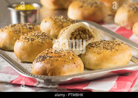 Bierocks. Petits pains de viande et de choux farcis. L'alimentation de l'Allemagne Banque D'Images