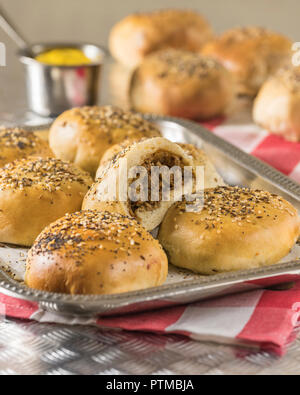 Bierocks. Petits pains de viande et de choux farcis. L'alimentation de l'Allemagne Banque D'Images