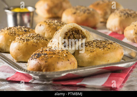 Bierocks. Petits pains de viande et de choux farcis. L'alimentation de l'Allemagne Banque D'Images