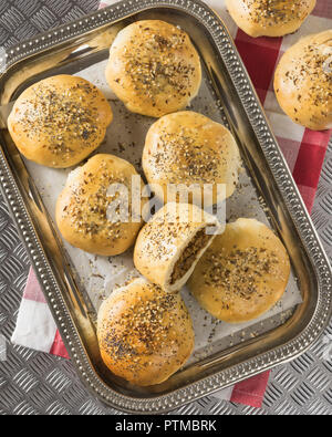 Bierocks. Petits pains de viande et de choux farcis. L'alimentation de l'Allemagne Banque D'Images