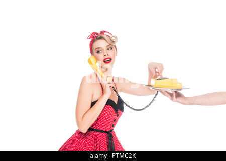 Jeune femme pin up de composer le numéro de téléphone téléphone rétro sur plateau de service en main mâle isolated on white Banque D'Images