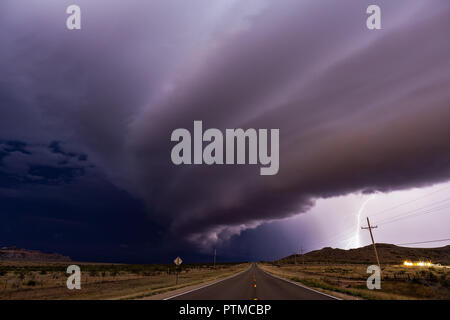 Des nuages de plateau spectaculaires (arcus) et des éclairs comme des orages inquiétants s'approchent de Tucumcari, Nouveau-Mexique Banque D'Images