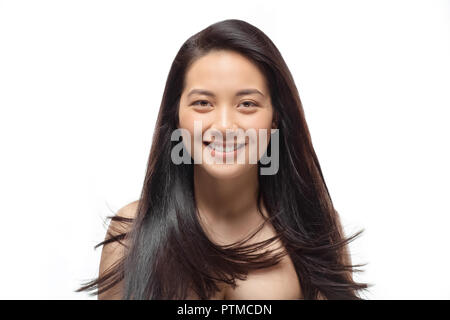 Portrait of smiling asian woman avec de beaux cheveux sains et isolated on white Banque D'Images