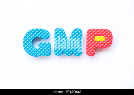 Alphabet mousse jouet couleur dans Word BPF (abréviation de bonnes pratiques de fabrication) sur fond blanc Banque D'Images
