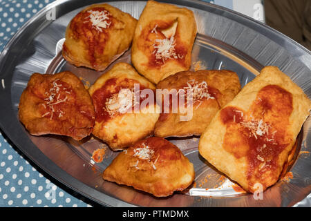Petites pizzas Frites avec sauce tomate et cheeese Banque D'Images