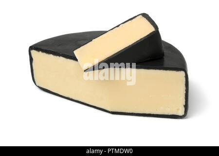 Morceau de fromage cheddar ferme ciré anglais isolé sur fond blanc Banque D'Images