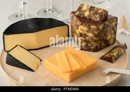 Plateau de fromages irlandais avec Cahills fromage cheddar Irisch, porter et cirés pour dessert cheddar ferme Banque D'Images