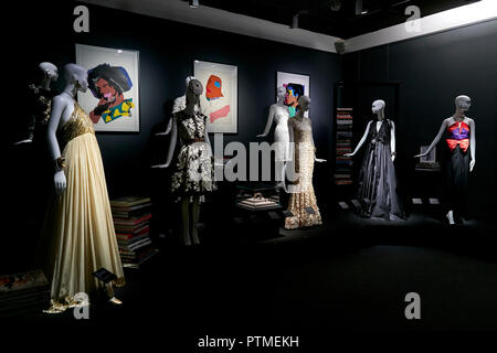 Naty Abascal's robes sont exposées lors de 'TELVA tributo. Cronica de una moda. Coleccion Naty Abascal' exposition à l'Académie Royale des Beaux-arts de San Fernando à Madrid. Banque D'Images