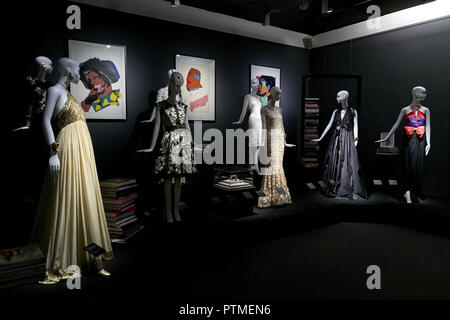 Madrid, Espagne. 9 octobre, 2018. Naty Abascal's robes sont exposées lors de 'TELVA tributo. Cronica de una moda. Coleccion Naty Abascal' exposition à l'Académie Royale des Beaux-arts de San Fernando à Madrid. Legan Crédit : P. Mace/SOPA Images/ZUMA/Alamy Fil Live News Banque D'Images