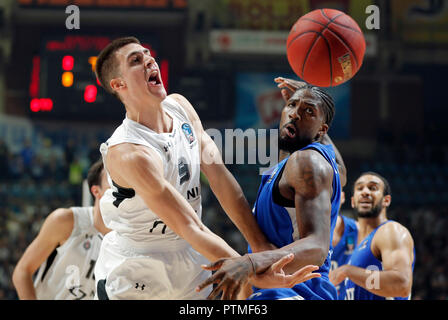 (181010) -- BELGRADE, oct, 10, 2018 (Xinhua) -- le Partizan Vanja Marinkovic (L) rivalise avec Zenit's Jalen Reynolds durant la deuxième tour lors de la saison régulière 2018-2019 Tournoi de basket-ball de l'Eurocup entre Partizan et Zenit à Belgrade, Serbie le 9 octobre 2018. Partizan remporté 89-82. (Xinhua/Predrag Milosavljevic) Credit : Predrag Milosavljevic/Xinhua/Alamy Live News Banque D'Images