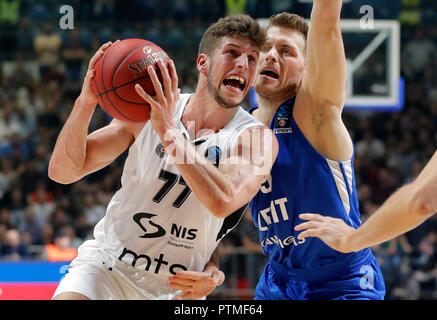 (181010) -- BELGRADE, oct, 10, 2018 (Xinhua) -- le Partizan Aleksej Nikolic (L) rivalise avec Zenit's Gal Mekel durant la deuxième tour lors de la saison régulière 2018-2019 Tournoi de basket-ball de l'Eurocup entre Partizan et Zenit à Belgrade, Serbie le 9 octobre 2018. Partizan remporté 89-82. (Xinhua/Predrag Milosavljevic) Credit : Predrag Milosavljevic/Xinhua/Alamy Live News Banque D'Images