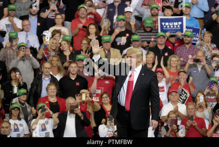 Council Bluffs, Iowa, États-Unis. 9 octobre, 2018. Le président DONALD TRUMP (R) dit au revoir aux participants de faire une campagne de nouveau l'Amérique grand rassemblement à l'Mid-America Center. Credit : Jerry Mennenga/ZUMA/Alamy Fil Live News Banque D'Images