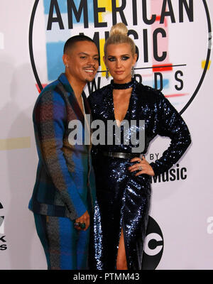 LOS ANGELES, CA - 09 OCTOBRE : Evan Ross (L) et Ashlee Simpson assister à la 2018 American Music Awards au Théâtre de Microsoft le 9 octobre 2018 à Los Angeles, Californie. (Photo de imageSPACE/MediaPunch) Banque D'Images