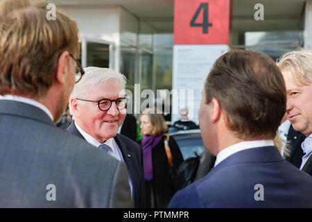 Francfort, Allemagne. 10 octobre 2018. Le Président allemand Frank-Walter Steinmeier arrive au Salon du livre de Francfort pour ouvrir le pavillon de Francfort. La 70e Foire du livre de Francfort 2018 est le plus grand salon du livre avec plus de 7 000 exposants et plus de 250 000 visiteurs attendus. Il est ouvert du 10 au 14 octobre avec les deux derniers jours d'être ouvert au grand public. Crédit : Michael Debets/Alamy Live News Banque D'Images