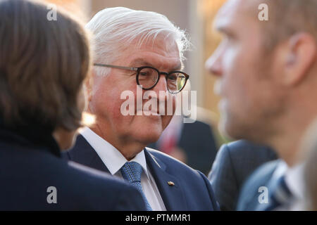 Francfort, Allemagne. 10 octobre 2018. Le Président allemand Frank-Walter Steinmeier arrive au Salon du livre de Francfort pour ouvrir le pavillon de Francfort. La 70e Foire du livre de Francfort 2018 est le plus grand salon du livre avec plus de 7 000 exposants et plus de 250 000 visiteurs attendus. Il est ouvert du 10 au 14 octobre avec les deux derniers jours d'être ouvert au grand public. Crédit : Michael Debets/Alamy Live News Banque D'Images