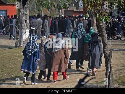 9 octobre 2018 - Sumbal, Jammu-et-Cachemire, l'Inde - les femmes cachemiries arrivent à voter dans Inderkot Sumbal du scrutin pendant la deuxième phase de l'aménagement urbain des instances locales (ULB) élections le 10 octobre 2018.Le vote dans la deuxième phase de l'élections des organes locaux au Jammu-et-Cachemire a commencé tôt le matin du mercredi au milieu d'arrangements de sécurité très strictes. (Crédit Image : © Faisal KhanZUMA Wire) Banque D'Images