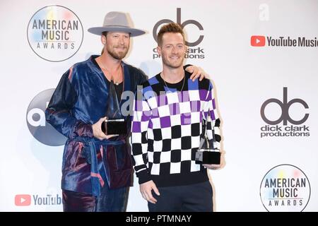 Brian Kelley (l) et Tyler Hubbard de Florida Georgia Line poser dans la salle de presse de l'American Music Awards 2018 de Microsoft Theatre de Los Angeles, USA, le 09 octobre 2018. Dans le monde d'utilisation | Banque D'Images