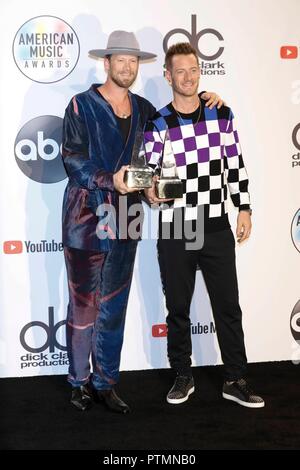 Brian Kelley (l) et Tyler Hubbard de Florida Georgia Line poser dans la salle de presse de l'American Music Awards 2018 de Microsoft Theatre de Los Angeles, USA, le 09 octobre 2018. Dans le monde d'utilisation | Banque D'Images