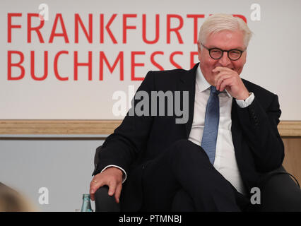 10 octobre 2018, Hessen, Frankfurt/Main : Président fédéral Frank-Walter Steinmeier sourit lors de sa visite à la foire du livre de Francfort à la cérémonie d'ouverture du nouveau pavillon de Francfort. Le plus grand book show se déroule jusqu'au 14 octobre. Photo : Arne Dedert/dpa Banque D'Images