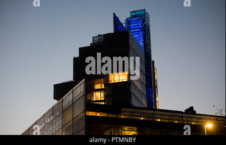 Hanovre, Basse-Saxe. 10 Oct, 2018. Light burns tôt le matin dans certaines chambres de la NordLB. Credit : Julian Stratenschulte/dpa/Alamy Live News Banque D'Images