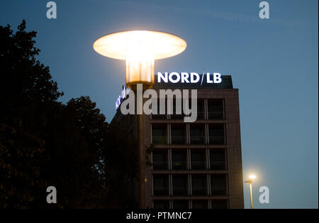 Hanovre, Basse-Saxe. 10 Oct, 2018. Une lampe de rue s'allume près de la NordLB. Credit : Julian Stratenschulte/dpa/Alamy Live News Banque D'Images