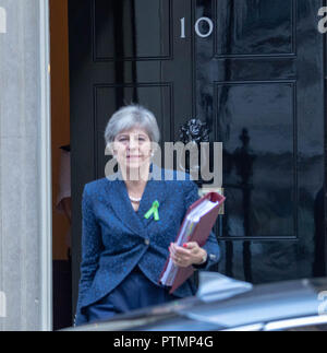Londres, Royaume-Uni 10 octobre 2018, Thérèse peut MP PC, Premier Ministre, feuilles, 10 Downing Street, London, UK Credit Ian Davidson/Alamy Live News Banque D'Images
