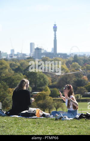 Londres, IK. 10 Oct 2018. Météo France : Sex Octobre météo à Londres's Primrose Hill aujourd'hui Photo Jeremy Selwyn Crédit : Evening Standard Limited /Alamy Live News Banque D'Images