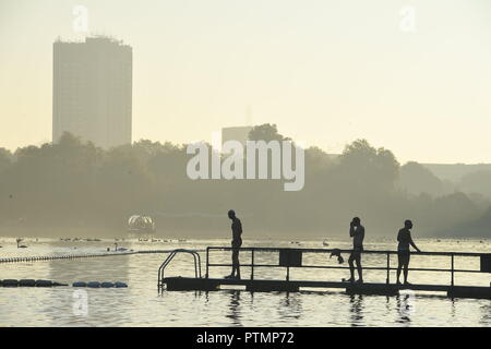 Londres, IK. 10 Oct 2018. Météo France : Octobre chaud météo à Hyde Park aujourd'hui Photo Jeremy Selwyn Crédit : Evening Standard Limited /Alamy Live News Banque D'Images