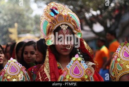 (181010) -- KATMANDOU, 10 octobre 2018 (Xinhua) -- une jeune fille habillée en déesse Durga participe à un rallye sur Ghatasthapana, premier jour de Dashain festival à Katmandou, Népal, 10 octobre 2018. (Xinhua/Sunil Sharma) (jmmn) Banque D'Images