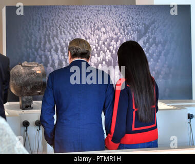 Weimar, la Thuringe. 10 Oct, 2018. L'ancien chancelier allemand Gerhard Schröder et sa femme Kim Soyeon sont arrivés sur leur lune de miel pour une visite au mémorial du camp de concentration de Buchenwald près de Weimar et devant une photo montrant les prisonniers à la soirée par appel en novembre 1938. Crédit : Martin Schutt/dpa-Zentralbild/dpa/Alamy Live News Banque D'Images