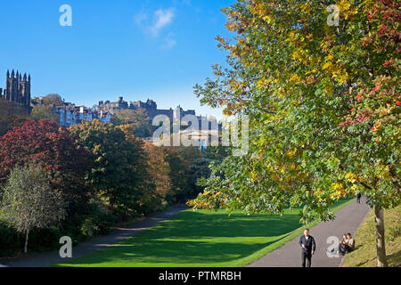 Edinburgh, Scotland, UK weather, 10 octobre 2018. Le calme avant la tempête, le soleil brille sur les jardins de Princes Street à l'Est, les visiteurs du centre-ville vous pourrez vous détendre dans la chaleur du soleil et admirer le feuillage de l'automne Banque D'Images