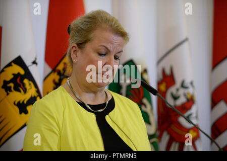 Vienne, Autriche. 10 octobre 2018. Conseil des ministres de la Chancellerie fédérale. La photo montre le ministre fédéral du travail, des affaires sociales, de la santé et de la protection des consommateurs de la République d'Autriche, Beate Hartinger-Klein (FPÖ). Credit: Franz PERC / Alamy Live News Banque D'Images