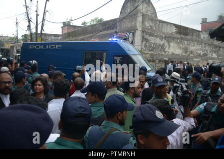 Dhaka. 10 Oct, 2018. Les prisonniers sont transférés après le verdict à Dhaka, Bangladesh, le 10 octobre 2018. Une cour du Bangladesh le mercredi 19 personnes condamnées à mort, dont deux anciens ministres, plus d'un cas d'attentats à la grenade à l'actuel Premier Ministre Cheikh Hasina's rally en 2004 qui a tué au moins 24 personnes. 19 autres personnes, y compris l'ancien Premier Ministre Khaleda Zia Rahman, le fils de Tarique l'opposition actuelle Parti nationaliste du Bangladesh (BNP) Président par intérim, ont été condamnés à la prison à vie. Source : Xinhua/Alamy Live News Banque D'Images