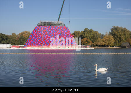 London UK. 10 octobre 2018. Les membres de démanteler le mastaba Londres sculpture flottante temporaire par Christo et Jeanne Claude sur le lac Serpentine qui se composait de 7 506 tonneaux empilés horizontalement qui s'inspire de la sépulture en forme de trapèze des tombes dans l'Egypte ancienne : Crédit amer ghazzal/Alamy Live News Banque D'Images