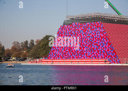 London UK. 10 octobre 2018. Les membres de démanteler le mastaba Londres sculpture flottante temporaire par Christo et Jeanne Claude sur le lac Serpentine qui se composait de 7 506 tonneaux empilés horizontalement qui s'inspire de la sépulture en forme de trapèze des tombes dans l'Egypte ancienne : Crédit amer ghazzal/Alamy Live News Banque D'Images