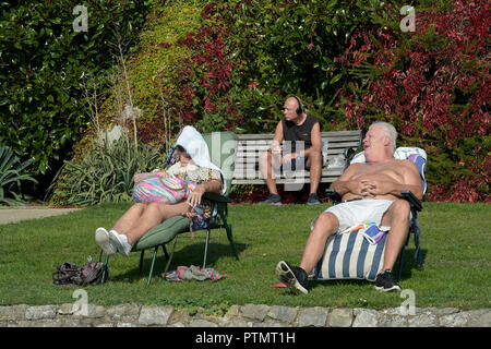 Southend on Sea, Essex, Royaume-Uni. 10 Oct, 2018. Les gens profitez de l'automne chaud soleil à Southend on Sea Essex Crédit : MARTIN DALTON/Alamy Live News Banque D'Images