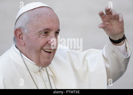 Cité du Vatican, Vatican. 10 Oct, 2018. Pape Francis mène son audience générale hebdomadaire sur la Place Saint Pierre. Credit : Giuseppe Ciccia/Alamy Live News Banque D'Images