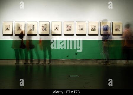 Hangzhou, Chine, Province de Zhejiang. 10 Oct, 2018. Les visiteurs voir cartoon travaille par Feng Zikai lors d'une exposition tenue au Musée d'Art de Zhejiang à Hangzhou, capitale de la Chine de l'est la province du Zhejiang, le 10 octobre 2018. Une exposition organisée pour marquer le 120e anniversaire de la naissance de Feng Zikai, un peintre chinois et essayiste, a été ouverte le mercredi à Hangzhou. L'exposition est présentée jusqu'au 27 octobre. Credit : Huang Zongzhi/Xinhua/Alamy Live News Banque D'Images