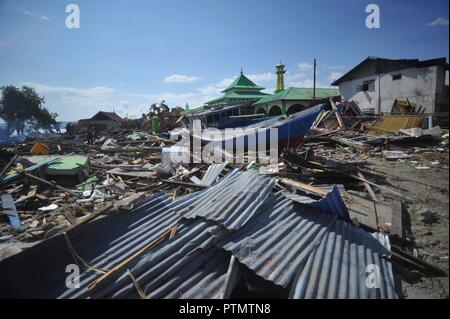 Poso, Indonésie. 10 Oct, 2018. Un bateau en bois est considéré après un séisme et tsunami à Pantoloan port de Poso, Sulawesi central Province, l'Indonésie, le 10 octobre 2018. Les tremblements de terre et le tsunami ont tué au moins 2 010 personnes, a fait plus de 5 000 autres personnes disparues et déclenché des dégâts massifs et une grande évacuation, selon l'agence nationale de gestion des catastrophes. Credit : Zulkarnain/Xinhua/Alamy Live News Banque D'Images