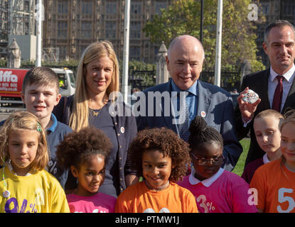 Londres 10 octobre 2018 Sauver nos écoles de campagne de financement dans les écoles Les écoles a dit les histoires des enfants MP de la façon dont les effets du sous-financement de leurs écoles. Sally Reves MP gauche, Jack DROMEY MP (milieu) annonce Peter Kyle MP, (à droite) Crédit )Ian Davidson/Alamy Live News Banque D'Images