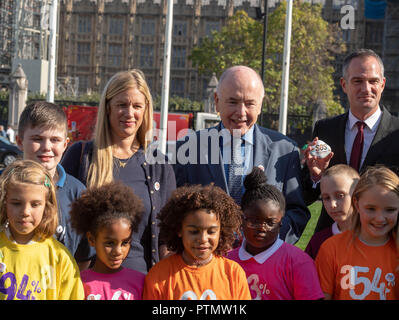 Londres 10 octobre 2018 Sauver nos écoles de campagne de financement dans les écoles Les écoles a dit les histoires des enfants MP de la façon dont les effets du sous-financement de leurs écoles. Sally Reves MP gauche, Jack DROMEY MP (milieu) annonce Peter Kyle MP, (à droite) Crédit )Ian Davidson/Alamy Live News Banque D'Images