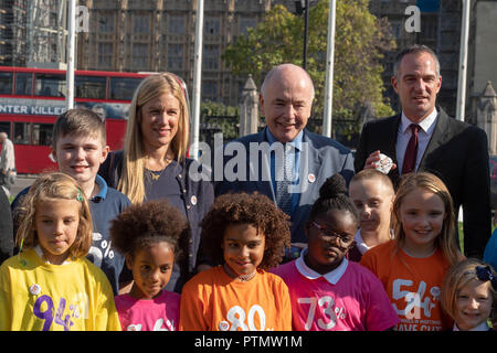 Londres 10 octobre 2018 Sauver nos écoles de campagne de financement dans les écoles Les écoles a dit les histoires des enfants MP de la façon dont les effets du sous-financement de leurs écoles. Sally Reves MP gauche, Jack DROMEY MP (milieu) annonce Peter Kyle MP, (à droite) Crédit )Ian Davidson/Alamy Live News Banque D'Images