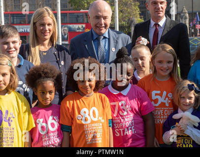 Londres 10 octobre 2018 Sauver nos écoles de campagne de financement dans les écoles Les écoles a dit les histoires des enfants MP de la façon dont les effets du sous-financement de leurs écoles. Sally Reves MP gauche, Jack DROMEY MP (milieu) annonce Peter Kyle MP, (à droite) Crédit )Ian Davidson/Alamy Live News Banque D'Images