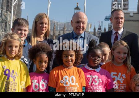 Londres 10 octobre 2018 Sauver nos écoles de campagne de financement dans les écoles Les écoles a dit les histoires des enfants MP de la façon dont les effets du sous-financement de leurs écoles. Sally Reves MP gauche, Jack DROMEY MP (milieu) annonce Peter Kyle MP, (à droite) Crédit )Ian Davidson/Alamy Live News Banque D'Images