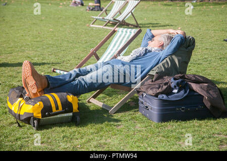 London UK. 10 octobre 2018. Les gens profitez de l'automne soleil dans Green Park UK bénéficie de sa plus chaude journée d'octobre pour 7 yearsCredit : amer ghazzal/Alamy Live News Banque D'Images