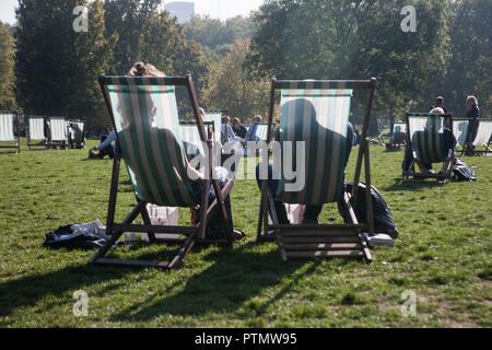 London UK. 10 octobre 2018. Les gens profitez de l'automne soleil dans Green Park sur une chaude journée ensoleillée Crédit : amer ghazzal/Alamy Live News Banque D'Images