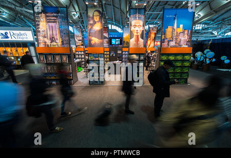 10 octobre 2018, Hessen, Frankfurt/Main : Kunth-Verlag présente ses services et la littérature à la foire. Salon du livre de Francfort (10 octobre au 14 octobre 2018) est la plus grande foire du livre au monde. La Géorgie est l'invité d'honneur à la 70e foire du livre de Francfort. Photo : Andreas Arnold/dpa Banque D'Images